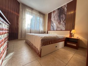 ПРОДАМ! 3+1 четырёхкомнатный апартамент 
Квартира продается с мебелью и бытовой техникой в идеальном состоянии.

К морю и пляжу всего 200 метров 
Цена 155 000 €
Этаж 2
Площадь 108 ...