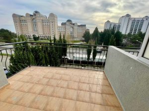 В ПРОДАЖЕ Двухкомнатный апартамент
Болгария. Свети Влас 
1+1
Предлагаем светлую и уютную, просторную квартиру
Этаж 4й.

Цена: 97 400€

Просторная гостиная с высокими потолками и па...