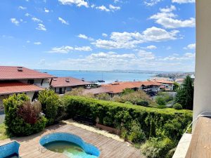 Трехкомнатный апартамент в Свети Власе! C ВИДОМ НА МОРЕ! 2+1
Цена 111 900 €

Этаж: 3, площадь: 110 кв.м

Всего в 200 метрах от моря. 
Болгария. Свети Влас
Квартира находится на тре...