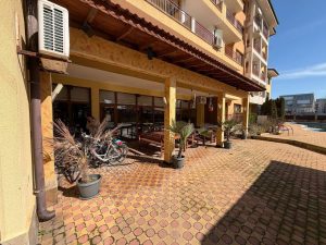 Продаётся готовый бизнес в Болгарии — ресторан в самом центре Солнечного Берега.

 Центральная локация с высоким пешеходным трафиком
 Площадь — 233 м²
 Цена — 98 000 €

Стоимость —...