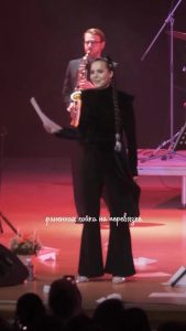 Дорогие девочки, дамы и мадамы  с 8 Марта!
Сияйте и цветите