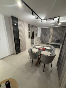 Квартира с 1 спальней в современном комплексе

В продаже просторная квартира с 1 спальней на 2 этаже жилого комплекса.

Площадь: 78 м²
Планировка:
— гостиная с кухней
— спальня
— 2...